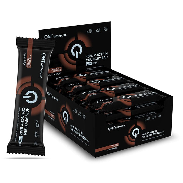 Caja de 12 barras de proteína Crunchy de QNT Sports, snack de chocolate con textura crujiente para endurance.