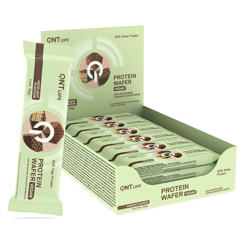 Caja de 12 barras de proteína veganas Wafer Bar de QNT Sports, snack nutritivo con sabor a avellana.