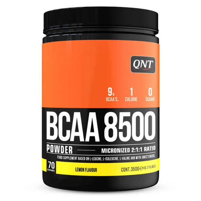 Aminoácidos BCAA 8500 de QNT Sports en sabor limón, botella con polvo de suplementación deportiva.