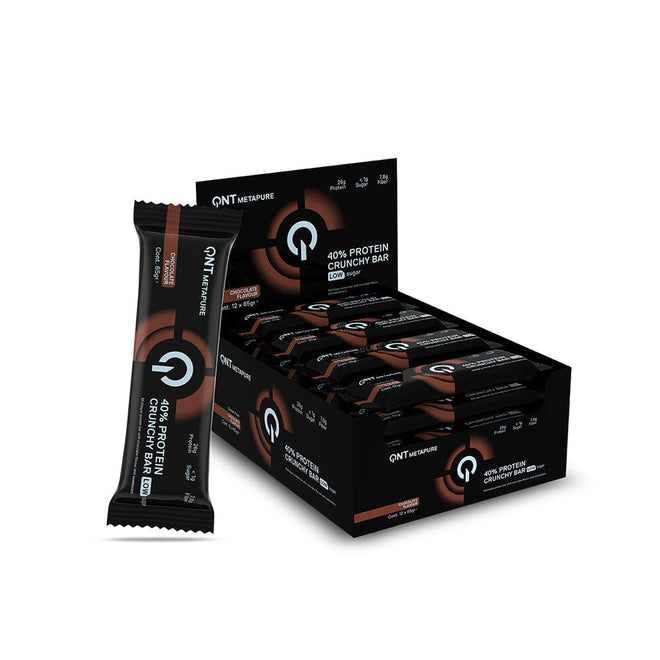 Caja de 12 barras de proteína Crunchy de QNT Sports, snack de chocolate con textura crujiente para endurance.