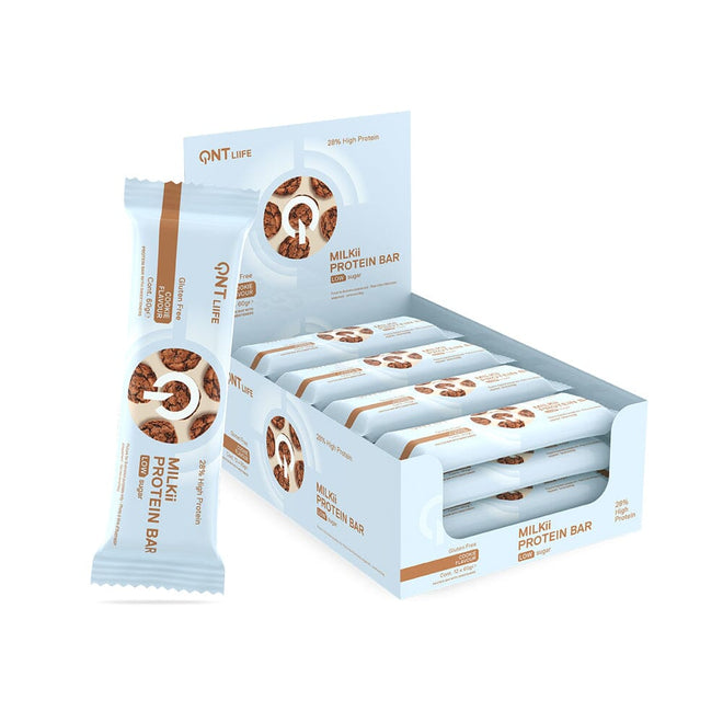 Caja de 12 barras de proteína Milkii de QNT Sports, snack energético con sabor a galleta en envase compacto.