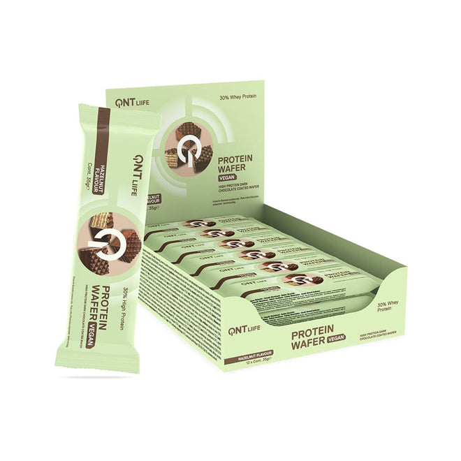 Caja de 12 barras de proteína veganas Wafer Bar de QNT Sports, snack nutritivo con sabor a avellana.