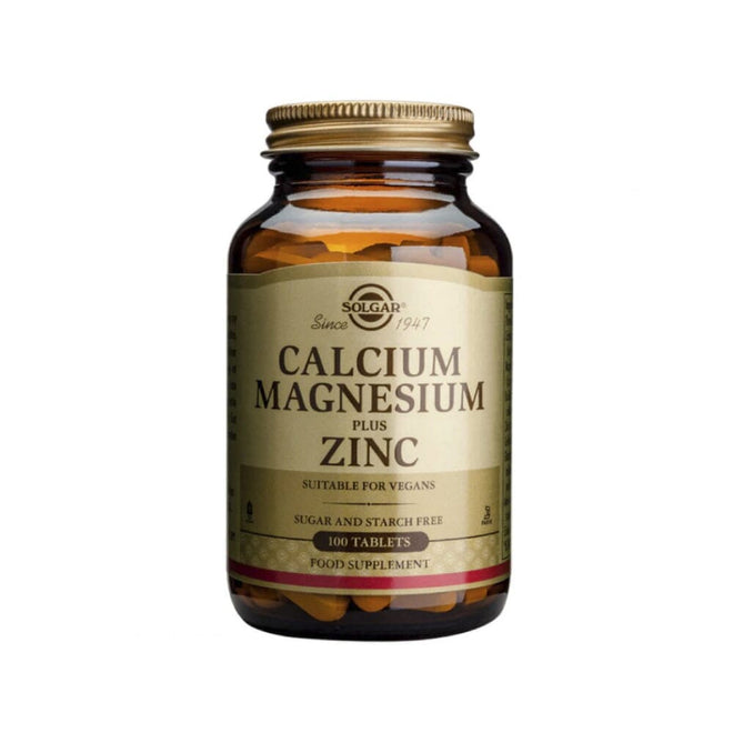 Suplemento de calcio, magnesio y zinc en 100 tabletas de la marca Solgar, vitaminas y salud, con frascos y tabletas visibles.
