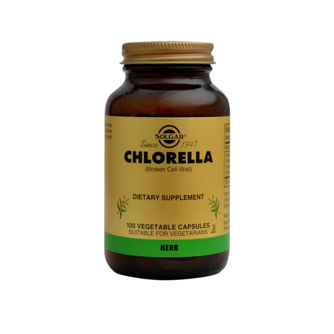 Cápsulas de chlorella Solgar 520 mg en envase de 100, suplemento de vitaminas y salud natural en envase blanco y verde.